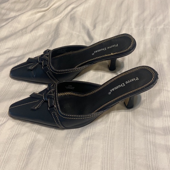 PIERRE DUMAS: Navy blue leather kitten heels with bow. pointed toe with gold - Picture 2 of 4